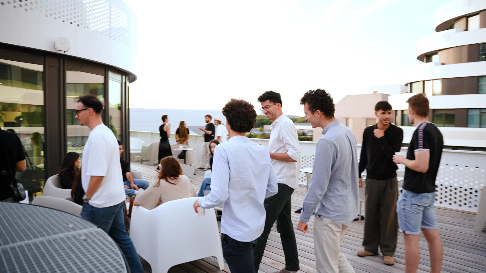 Des participants discutent sur la terrasse du Pod Coworking