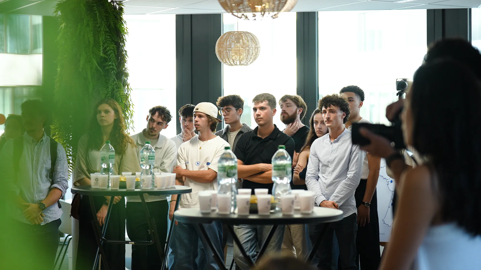Les participants écoutent les présentations lors de la soirée de rentrée du Club Boost, au Pod Coworking à Angers