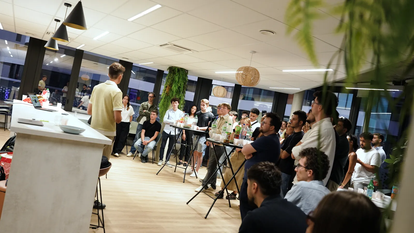 Un membre du Club Boost d'Angers pitche devant la salle