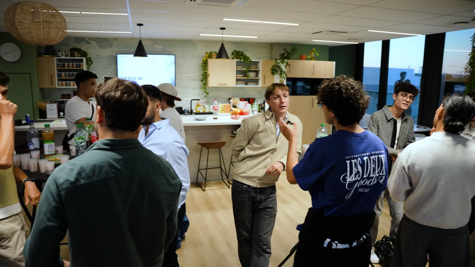 Des entrepreneurs discutent en petits groupes pendant un temps de networking